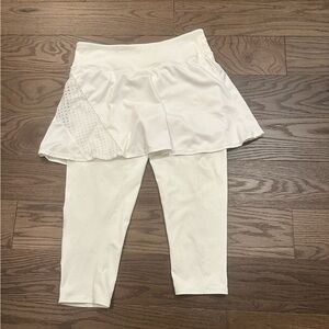Tuckernuck TNUCK Sport White Compression Skirted Capri Leggings Small Excellent